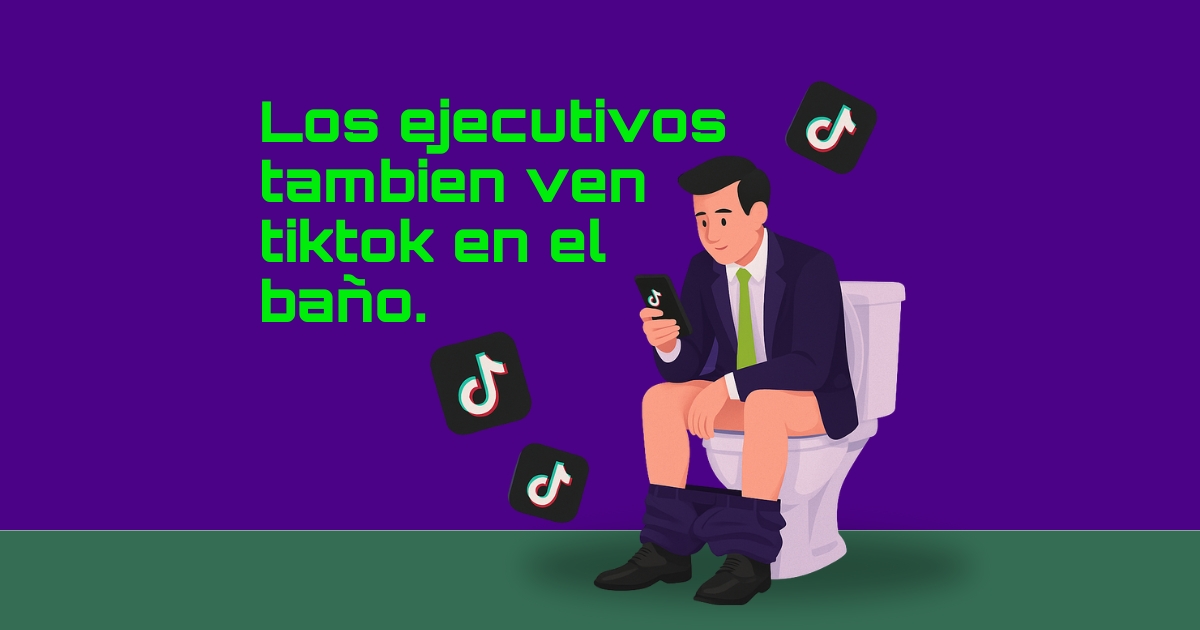 Los ejecutivos también ven TikTok en el baño | Holográfico Ejecutivo sentado en el baño viendo TikTok desde su celular mientras trabaja.