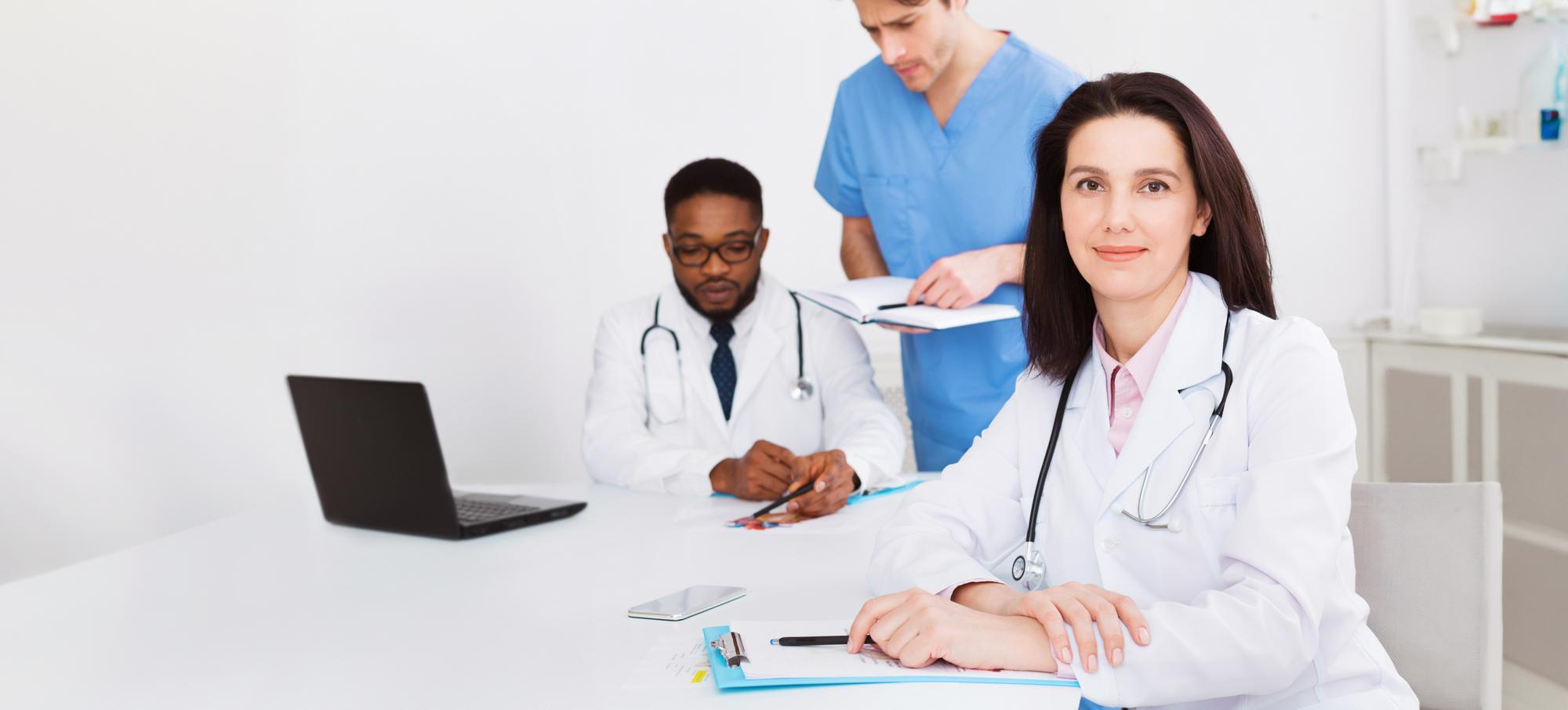 Equipo médico atendiendo pacientes