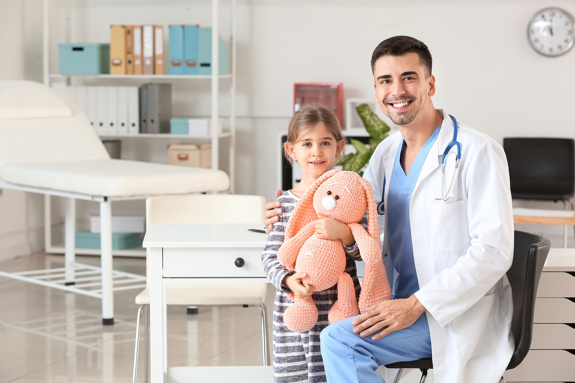Profesionales de la salud en consultorio