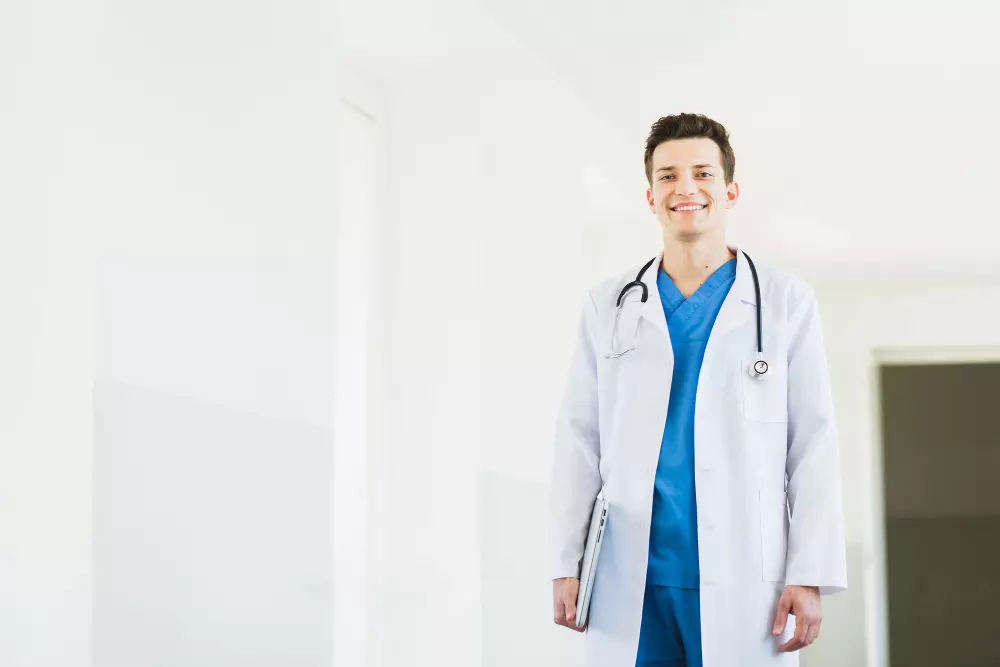 Profesionales de la salud en consultorio