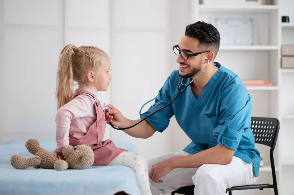 Equipo médico atendiendo pacientes