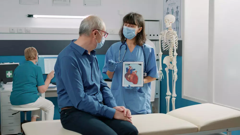 Clínica moderna con equipo médico